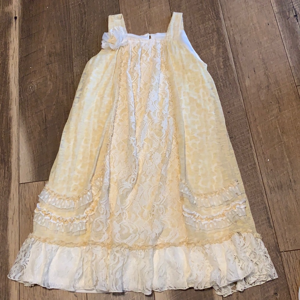 Beautiful summer dress. Wore only for pictures